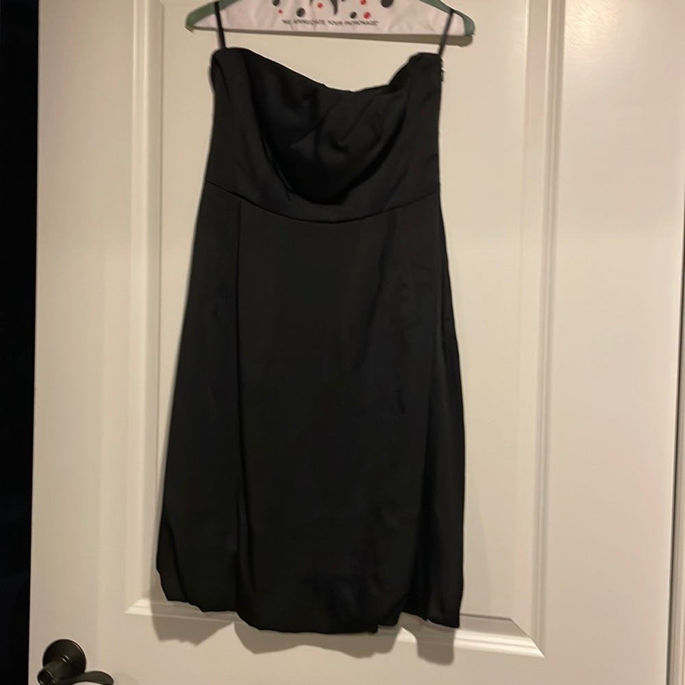 EUC Wonen’s Banana Republic strapless LBD in size 4​
